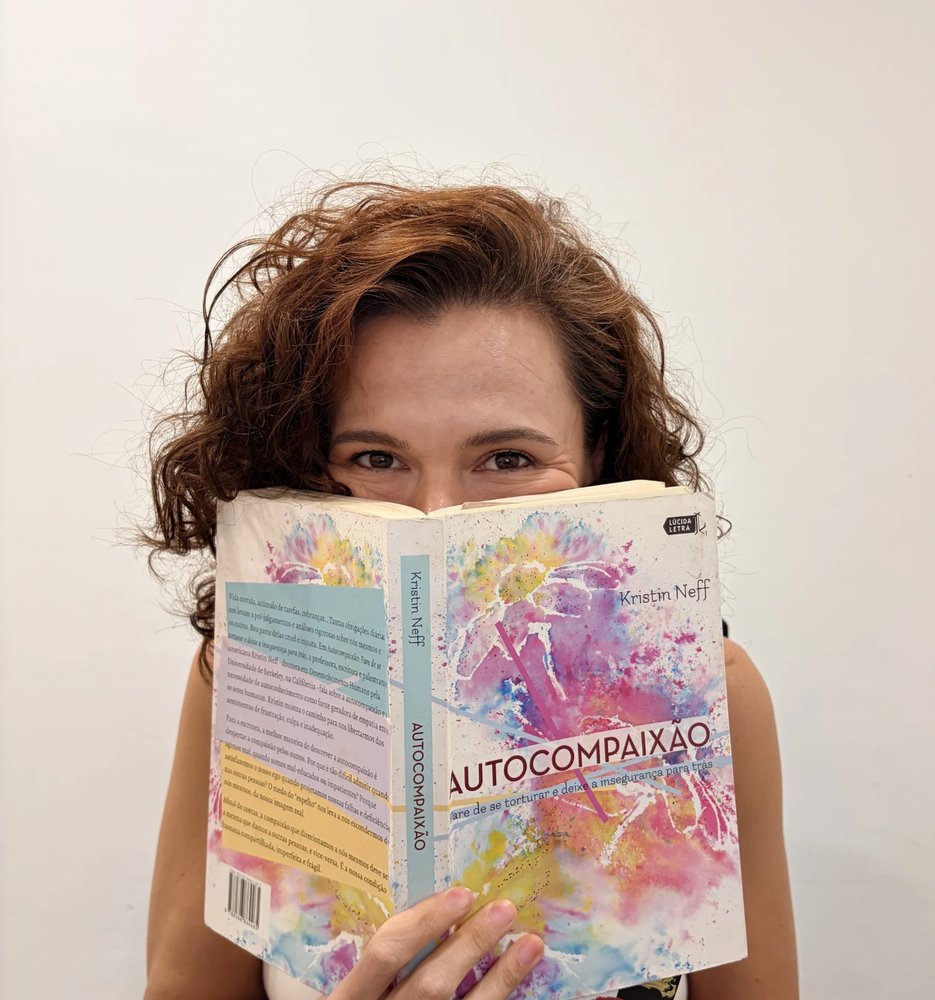 Fernanda Passoni segurando o livro Autocompaixão, de Kristin Neff - Curso Em Paz Comigo